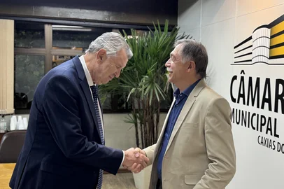 O prefeito Adiló Didomenico esteve na Câmara nesta quarta-feira (11) prestigiando a sessão solene de entrega do título de cidadão caxiense ao senador Luiz Carlos Heinze (PP).<!-- NICAID(16223956) -->