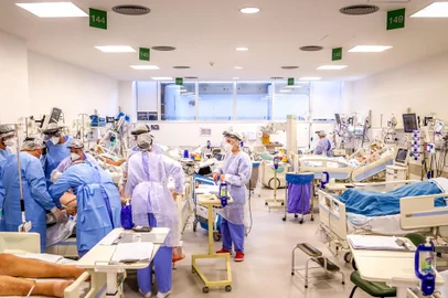 Terça-feira, 2 de março de 2021. No Centro de Tratamento Intensivo (CTI) do Hospital de Clínicas de Porto Alegre, médicos, enfermeiros, técnicos de enfermagem, fisioterapeutas e outros profissionais - inclusive realocados emergencialmente de outras áreas e especialidades - desdobram-se para dar conta do atendimento aos pacientes graves de covid-19. A capacidade é de 105 leitos, mas há 122 doentes críticos em atendimento, acomodados em leitos extras instalados no próprio CTI e também na Emergência, o que representa uma ocupação de 116%.Enquanto isso, nos 76 leitos de enfermaria do Clínicas, destinados aos pacientes menos graves, há 37 em suporte ventilatório, que deveriam estar em uma unidade de tratamento intensivo.Indexador: SILVIO AVILA<!-- NICAID(14726291) -->