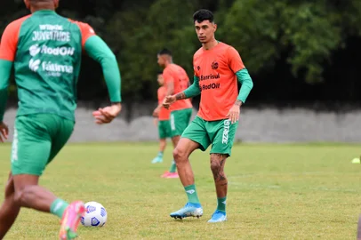 Juventude treina no CT do Vitória antes de jogo contra o Bahia, pelo Campeonato Brasileiro. Na foto, Vitor Mendes.<!-- NICAID(14827490) -->