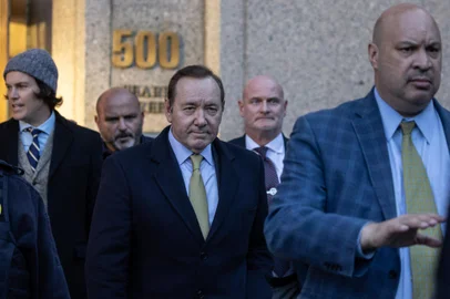 US actor Kevin Spacey leaves United Sates District Court for the Southern District of New York on October 20, 2022 in New York City. - A New York court on Octobwer 20, 2022 dismissed a $40 million sexual misconduct lawsuit brought against Kevin Spacey by an actor who claimed the disgraced Hollywood star targeted him when he was 14. (Photo by Yuki IWAMURA / AFP)Editoria: CLJLocal: New YorkIndexador: YUKI IWAMURASecao: sexual assaultFonte: AFPFotógrafo: STR<!-- NICAID(15242233) -->