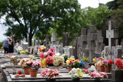Porto Alegre, RS, Brasil, 02-11-2023: Dia de Finados no Cemitério Municipal São João, no bairro Higienópolis. Algumas pessoas que foram prestar homenagem a entes falecidos encontraram sepulturas depredadas. Foto: Mateus Bruxel / Agência RBS<!-- NICAID(15586711) -->