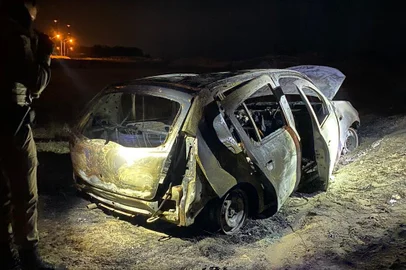 Um corpo foi encontrado carbonizado dentro de um carro na beira da praia de Capão Novo, no litoral norte, na madrugada desta segunda-feira (31). O veículo Sandero, com placas de Capão da Canoa, também estava queimado.<!-- NICAID(15496144) -->
