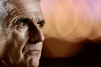 BRASILEIRO A 2026, SAO PAULO X GREMIOSP - BRASILEIRO A 2026, SÃO PAULO X GRÊMIO - ESPORTES - SP - SÃO PAULO - 11/02/2026 - BRASILEIRO A 2026, SÃO PAULO X GRÊMIO - Luís Castro técnico do Grêmio durante partida contra o São Paulo no estádio Morumbi pelo campeonato Brasileiro A 2026. 11/02/2026 - Foto: MARCELLO ZAMBRANA/AGIF - AGÊNCIA DE FOTOGRAFIA/AGIF - AGÊNCIA DE FOTOGRAFIA/ESTADÃO CONTEÚDOEditoria: ESPORTESLocal: SÃO PAULOIndexador: MARCELLO ZAMBRANAFotógrafo: AGIF - AGÊNCIA DE FOTOGRAFIA<!-- NICAID(16223579) -->