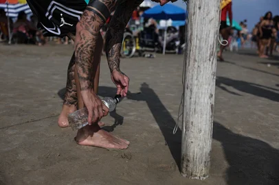 TORRES, RS, BRASIL, 01-01-2026: Casos de queimaduras produzidas pelas águas vivas passam de 6 mil em Torres neste Verão. Banhistas recorrem ao uso de vinagre para diminuir os efeitos das queimaduras causadas pelos animais marinhos. Foto: Renan Mattos / Agência RBS<!-- NICAID(16196645) -->