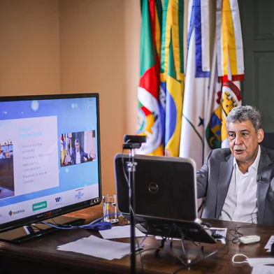 Porto Alegre, RS 24.03.2021: O prefeito, Sebastião Melo, participou, nesta quarta-feira (24), por videoconferência, da Reunião Almoço Tá na Mesa da Federasul. Foto: Mateus Raugust/PMPA