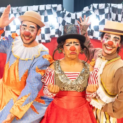 No próximo dia 29 de abril, a Cia Uerê estará apresentando o espetáculo "As Faces do Bullying" na Escola Santa Lúcia, como parte do Mês Nacional de Combate ao Bullying e à Violência na Escola. A peça teatral utiliza a técnica circense, linguagem teatral e palhaçaria para abordar o tema do bullying de forma lúdica e reflexiva.<!-- NICAID(16025697) -->