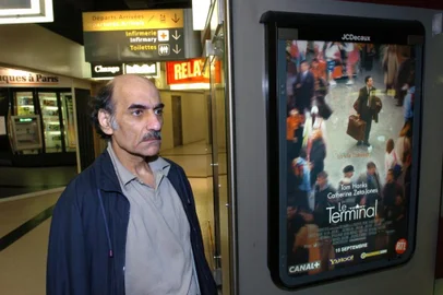 O iraniano político Mehran Karimi Naseri viveu por 18 anos no aeroporto Roissy-Charles de Gaulle de Paris, na França. Sua história inspirou o filme "O Terminal", de Steven Spielberg, lançado em 2004.<!-- NICAID(15263783) -->
