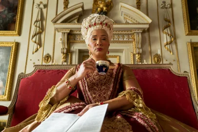 BRIDGERTON GOLDA ROSHEUVEL as QUEEN CHARLOTTE in episode 105 of BRIDGERTON Cr. LIAM DANIEL/NETFLIX © 2020<!-- NICAID(14784221) -->