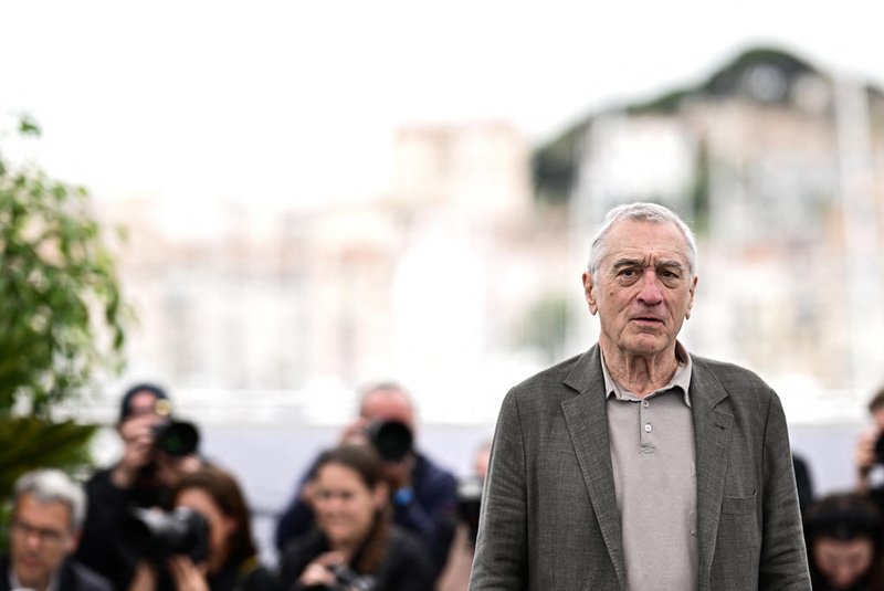 US actor Robert de Niro poses during a photocall for the film "Killers of the Flower Moon" at the 76th edition of the Cannes Film Festival in Cannes, southern France, on May 21, 2023. (Photo by LOIC VENANCE / AFP)Editoria: ACELocal: CannesIndexador: LOIC VENANCESecao: cinemaFonte: AFPFotógrafo: STF<!-- NICAID(15448029) -->