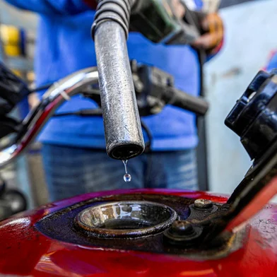 A worker fills the tank of a motorcycle at a petrol station in Giza on March 10, 2026. Egypt raised domestic fuel prices by up to 30 percent on March 10, blaming "exceptional" global energy pressures caused by the Middle East war, which has disrupted oil supplies and shipping routes. (Photo by Khaled DESOUKI / AFP)Editoria: FINLocal: CairoIndexador: KHALED DESOUKISecao: energy and resourceFonte: AFPFotógrafo: STF<!-- NICAID(16242301) -->