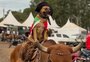 De chapéu e lenço, cachorra rouba a cena no Rodeio Internacional de Vacaria ao montar em boi e cavalo