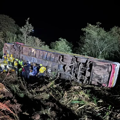 Um acidente com um ônibus que saiu de Gramado deixou ao menos três mortos ao tombar na SC-492, entre Maravilha e São Miguel da Boa Vista, na madrugada desta quarta-feira (15). Foto: Lucas Lôndero/Portal Peperi/Divulgação<!-- NICAID(16327229) -->