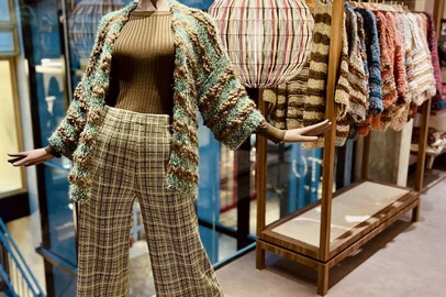 Inaugura nesta quinta-feira (15) o novo espaço da boutique Rafaela Tomazzoni. Das 9h às 21h, a loja estará aberta na recém inaugurada Quinta São Luiz, que fica localizada na Avenida Independência, 2.432, sala 202.O projeto é da Lúcia Costa e Emanuella Detoni.<!-- NICAID(15455291) -->