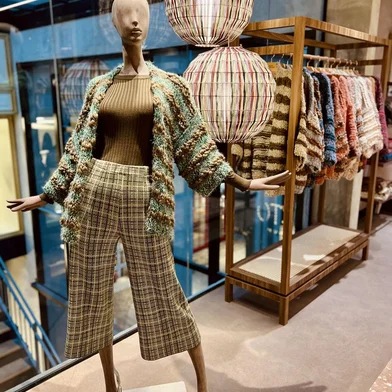 Inaugura nesta quinta-feira (15) o novo espaço da boutique Rafaela Tomazzoni. Das 9h às 21h, a loja estará aberta na recém inaugurada Quinta São Luiz, que fica localizada na Avenida Independência, 2.432, sala 202.O projeto é da Lúcia Costa e Emanuella Detoni.<!-- NICAID(15455291) -->