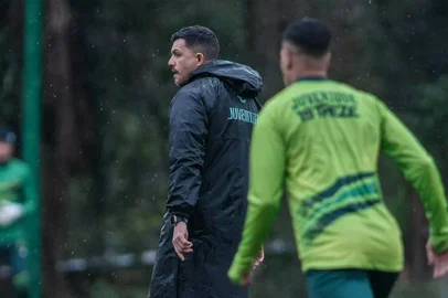 Treino do Juventude na preparação para enfrentar o Athletic-MG, neste domingo, pela Série B. Técnico Maurício Barbieri.<!-- NICAID(16364124) -->