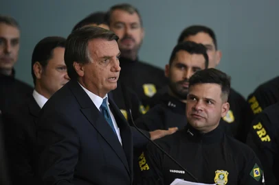 BRASÍLIA, AGENDA BRASIL PARA TODOSDF - BRASÍLIA, AGENDA BRASIL PARA TODOS - POLÍTICA - BRASÍLIA, AGENDA BRASIL PARA TODOS - O presidente da república, Jair Bolsonaro, acompanhando do diretor geral da polícia rodoviária, Silvinei Vasques, nesta segunda-feira, 21 de fevereiro, durante cerimônia agenda Brasil para todos. 21/02/2022 - Foto: MATEUS BONOMI/AGIF - AGÊNCIA DE FOTOGRAFIA/AGIF - AGÊNCIA DE FOTOGRAFIA/ESTADÃO CONTEÚDOEditoria: POLÍTICALocal: BRASÍLIAIndexador: MATEUS BONOMIFotógrafo: AGIF - AGÊNCIA DE FOTOGRAFIA<!-- NICAID(15023044) -->