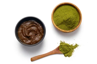 Herbal Henna powder and henna paste on white background.Indexador: Meliha GojakFonte: 249595653Fotógrafo: Henna powder and henna paste.<!-- NICAID(15860020) -->
