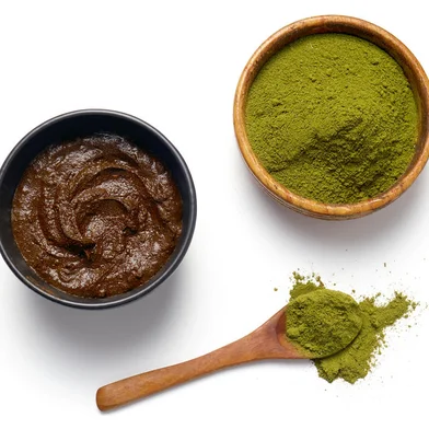 Herbal Henna powder and henna paste on white background.Indexador: Meliha GojakFonte: 249595653Fotógrafo: Henna powder and henna paste.<!-- NICAID(15860020) -->