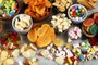 Salty snacks. Pretzels, chips, crackers and candy sweets.Petiscos salgados e doces na mesa. Foto: beats_ /stock.adobe.comFonte: 294673004<!-- NICAID(15258462) -->