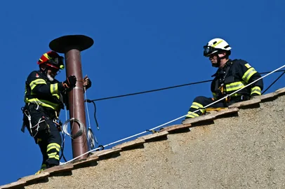 Firefighters install the chimney on the roof of the Sistine Chapel in The Vatican, on May 2, 2025. The conclave begins on May 7, when a record 133 cardinals -- those under the age of 80 who are eligible to vote -- will enter the Sistine Chapel to vote in secret for a new pontiff. (Photo by Gabriel BOUYS / AFP)Editoria: RELLocal: Vatican CityIndexador: GABRIEL BOUYSSecao: popeFonte: AFPFotógrafo: STF<!-- NICAID(16028922) -->