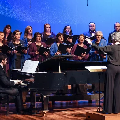 Interessados devem agendar entrevista com o maestro Renato Filippini. Ensaios ocorrerão às terças e quintas-feiras, na Escola de Música da UCS, no Campus-SedeO segundo semestre começa como uma importante novidade para os apreciadores da cultura e da boa música. A partir da próxima terça-feira, dia 1º de agosto, abrem as audições e os ensaios aos interessados em integrar o Coro da UCS. Os encontros serão realizados na Escola de Música do Campus-Sede, às terças e quintas-feiras, das 19h30min às 22h. Nesta nova temporada, o grupo de cantores será formado por alunos, professores e funcionários da UCS e comunidade.<!-- NICAID(15495189) -->