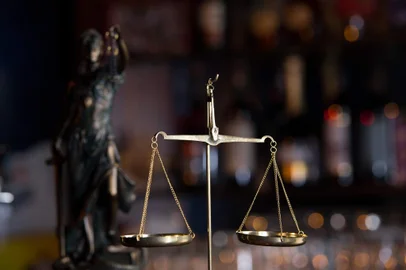 Símbolo da Justiça<!-- NICAID(15263814) -->