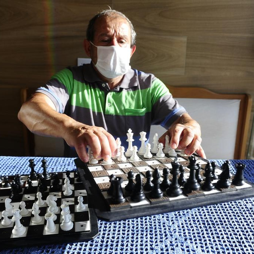 Cego cria grupo para ensinar xadrez a distância para deficientes