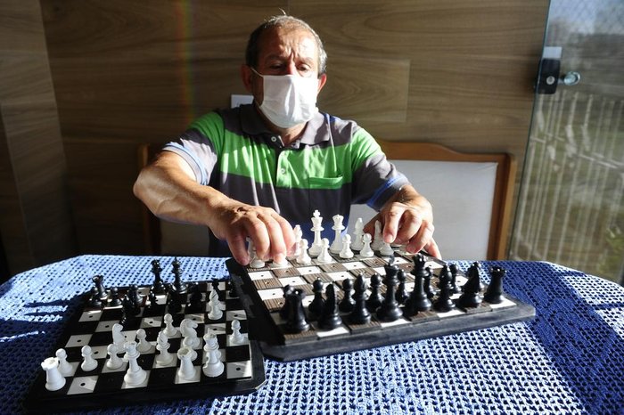 Aluno Faz Uma Torre Em Um Tabuleiro De Xadrez Joga Xadrez Em Um