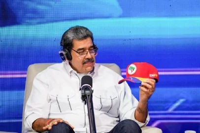 Telegram @NicolasMaduroMoros / Reprodução O presidente da Venezuela, Nicolás Maduro, se arriscou na língua portuguesa nesta quinta-feira (4), para pedir o apoio do povo brasileiro ao seu país em um programa da TV estatal, em meio ao crescimento da tensão com os Estados Unidos. <!-- NICAID(16180950) -->