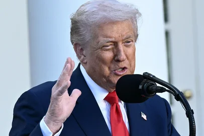 Brendan SMIALOWSKI / AFP Donald Trump participates in a Medal of Freedom Ceremony for Charlie KirkUS President Donald Trump participates in a Medal of Freedom Ceremony for late US right-wing activist Charlie Kirk in the Rose Garden of the White House in Washington, DC, on October 14, 2025. Kirk was shot dead on a Utah college campus on September 10, 2025, sparking a wave of grief among conservatives, and threats of a clampdown on the "radical left" from President Donald Trump. (Photo by Brendan SMIALOWSKI / AFP)Editoria: POLLocal: WashingtonIndexador: BRENDAN SMIALOWSKISecao: politics (general)Fonte: AFPFotógrafo: STF<!-- NICAID(16147051) -->