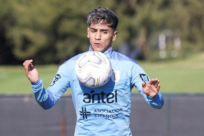Lançado por Forlán e elogiado por Suárez: conheça Facundo Torres, meia que interessa ao Grêmio