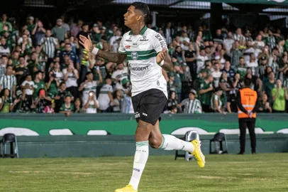 A estrela de Alef Manga brilhou ainda mais pelo Coritiba!  O camisa 11 fez um hat-trick, sendo todos os gols do Coritiba na partida contra o Sport, que terminou em 3 a 3. A partida de ida, movimentada e recheada de gols, aconteceu na noite de quarta-feira (12), pela 3ª fase da Copa do Brasil.<!-- NICAID(15505820) -->