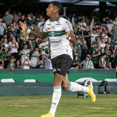 A estrela de Alef Manga brilhou ainda mais pelo Coritiba!  O camisa 11 fez um hat-trick, sendo todos os gols do Coritiba na partida contra o Sport, que terminou em 3 a 3. A partida de ida, movimentada e recheada de gols, aconteceu na noite de quarta-feira (12), pela 3ª fase da Copa do Brasil.<!-- NICAID(15505820) -->