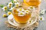 Herbal chamomile tea in glass cup on wooden tablechá de camomila em um xícara de vidro em uma mesa de madeirafonte 93193226<!-- NICAID(15153991) -->
