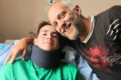 HCC / Divulgação Após cirurgia de alta complexidade, jovem ferido em acidente com van na BR-386 recupera movimentos<!-- NICAID(16186401) -->