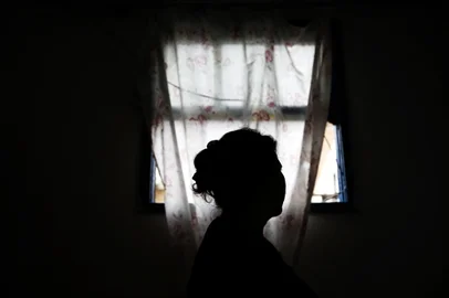 PORTO ALEGRE, RS, BRASIL, 17/07/2014: Elisandra Letícia Santos Pinto, 34 anos, vítima de violência doméstica, em casa, na zona sul. Ela foi esfaqueada pelo marido, que está preso, e vive afastada dos filhos. (Foto: Mateus Bruxel / Diário Gaúcho)<!-- NICAID(10680222) -->