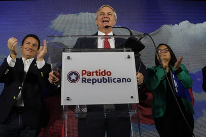 Former Chilean Presidential Candidate and founder of the far-right Republican Party, Jose Antonio Kast (C), talks to the press about the victory of his candidates during an election to choose members of a Constitutional Council who will draft a new constitution proposal, at the Republican Party headquarters in Santiago on May 7, 2023. - Chileans voted on Sunday to elect the 50 members of a committee that will write a new constitution to replace the dictatorship-era one that has been in vigor for more than 40 years. (Photo by JAVIER TORRES / AFP)<!-- NICAID(15422507) -->