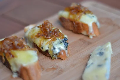 Receita de bruschetta de gorgonzola e cebola caramelada com mel, por chef Idana Spassini para Destemperados<!-- NICAID(11504371) -->