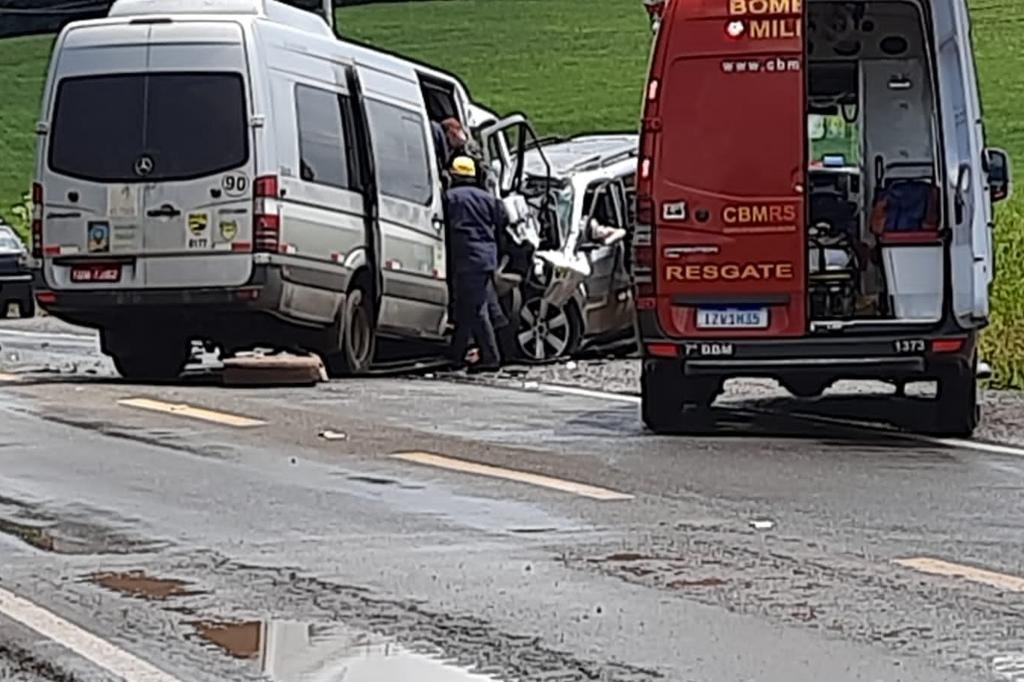 Uma pessoa morre e outras 20 ficam feridas após ônibus tombar na BR-480, em  Erechim, Rio Grande do Sul