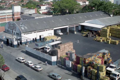 Fábrica da Pepsi, localizada na esquina da Avenida Praia de Belas, com a Rua Marcílio dias, em Porto Alegre, no ano de 1991.-#ENVELOPE: 110190<!-- NICAID(13649219) -->