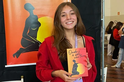 “Onde o sol não toca”, terceiro livro de Júlia de Rossi, foi publicado pela Novelo Editorial.Aos 18 anos, Júlia apresenta uma nova obra poética carregada de sentimentos. “Onde o sol não toca” convida o leitor a uma travessia interior, propondo um mergulho sensível e profundo nas emoções humanas. A autora explora temas como medo, coragem, incerteza, liberdade e a beleza que se revela no processo de autoconhecimento. Os poemas dialogam com ilustrações autorais, criando uma experiência poética visual única e reflexiva.Em Caxias, vai ser lançado no dia 03/05 no II Festival do Leitor Quindim, das 15h às 16h.<!-- NICAID(16026566) -->