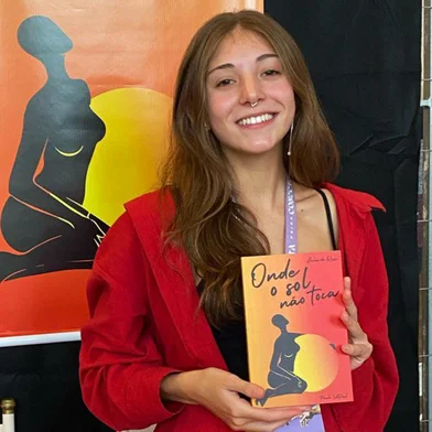 “Onde o sol não toca”, terceiro livro de Júlia de Rossi, foi publicado pela Novelo Editorial.Aos 18 anos, Júlia apresenta uma nova obra poética carregada de sentimentos. “Onde o sol não toca” convida o leitor a uma travessia interior, propondo um mergulho sensível e profundo nas emoções humanas. A autora explora temas como medo, coragem, incerteza, liberdade e a beleza que se revela no processo de autoconhecimento. Os poemas dialogam com ilustrações autorais, criando uma experiência poética visual única e reflexiva.Em Caxias, vai ser lançado no dia 03/05 no II Festival do Leitor Quindim, das 15h às 16h.<!-- NICAID(16026566) -->