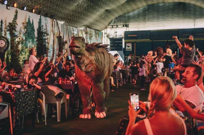 Jurassic Safari <!-- NICAID(15143157) -->