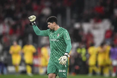 Bragas Brazilian goalkeeper Matheus Magalhaes celebrates after Bragas defender #3 Robson Bambu scored against SL Benfica during the Portuguese League football match between SL Benfica and SC Braga at Luz stadium in Lisbon on January 4, 2025. (Photo by Patricia DE MELO MOREIRA / AFP)Editoria: SPOLocal: LisbonIndexador: PATRICIA DE MELO MOREIRASecao: soccerFonte: AFPFotógrafo: STF<!-- NICAID(15954347) -->