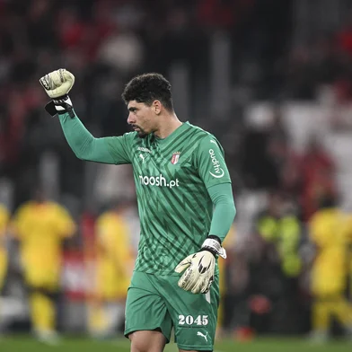 Bragas Brazilian goalkeeper Matheus Magalhaes celebrates after Bragas defender #3 Robson Bambu scored against SL Benfica during the Portuguese League football match between SL Benfica and SC Braga at Luz stadium in Lisbon on January 4, 2025. (Photo by Patricia DE MELO MOREIRA / AFP)Editoria: SPOLocal: LisbonIndexador: PATRICIA DE MELO MOREIRASecao: soccerFonte: AFPFotógrafo: STF<!-- NICAID(15954347) -->
