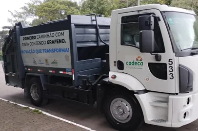 O primeiro caminhão pintado com tinta com grafeno do Brasil é da Codeca, segundo a companhia responsável pela limpeza urbana em Caxias do Sul. - Foto: Codeca/Divulgação<!-- NICAID(15597062) -->