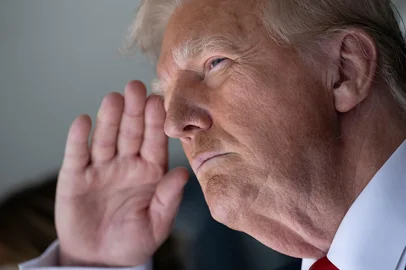 US President Donald Trump salutes as he listens to the US national anthem before the 2025 FIFA Club World final between Paris Saint-Germain and Chelsea FC at MetLife Stadium on July 13, 2025 in East Rutherford, New Jersey. (Photo by Brendan Smialowski / AFP)Editoria: POLLocal: East RutherfordIndexador: BRENDAN SMIALOWSKISecao: soccerFonte: AFPFotógrafo: STF<!-- NICAID(16079723) -->