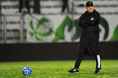 CAXIAS DO SUL, RS, BRASIL, 13/04/2023. Treino do Juventude no estádio Alfredo Jaconi, com a presença de torcedores. O Ju se prepara para a estreia na série B do Campeonato Brasileiro. Na foto, técnico Pintado. (Porthus Junior/Agência RBS)<!-- NICAID(15402108) -->