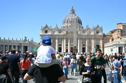 Pedestrians walk on the Via della Conciliazione street near St Peter's Square with the St Peter's basilica in the background at the Vatican, a day after the Pope's death, on April 22, 2025. The Pope died of a stroke, the Vatican announced hours after the death on April 21, 2025, of the 88-year-old reformer who inspired devotion but riled traditionalists during 12 years leading the Catholic Church. (Photo by Alberto PIZZOLI / AFP)Editoria: RELLocal: Vatican CityIndexador: ALBERTO PIZZOLISecao: popeFonte: AFPFotógrafo: STF<!-- NICAID(16021598) -->
