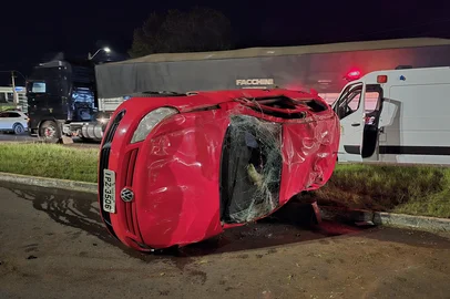 Homem morre e criança fica ferida após acidente no Trevo da Caravela, em Passo Fundo<!-- NICAID(16024067) -->